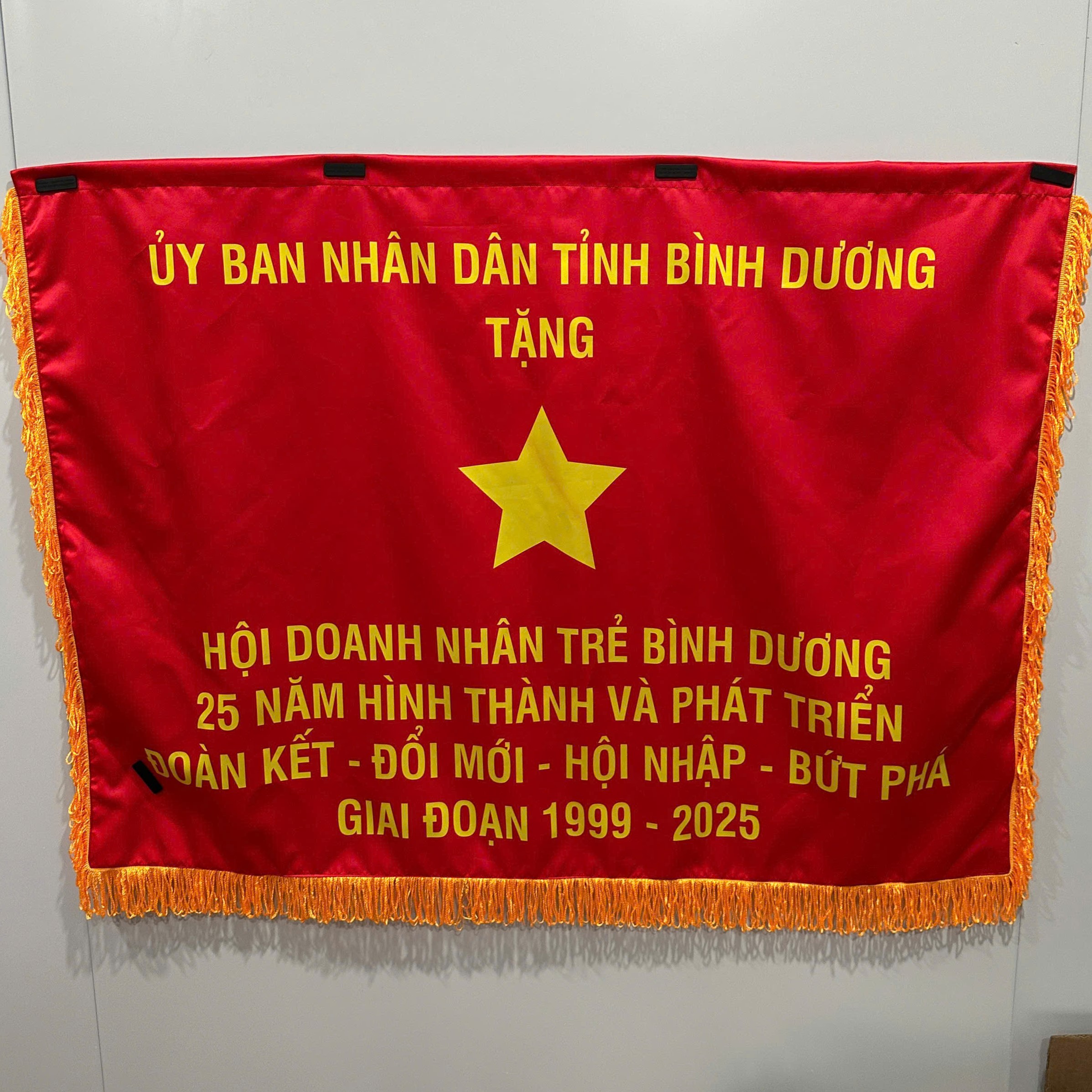 Cờ lưu niệm kích thước lớn phổ biến trong các sự kiện lớn