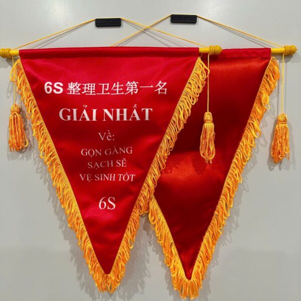 Cờ lưu niệm tam giác thi đua