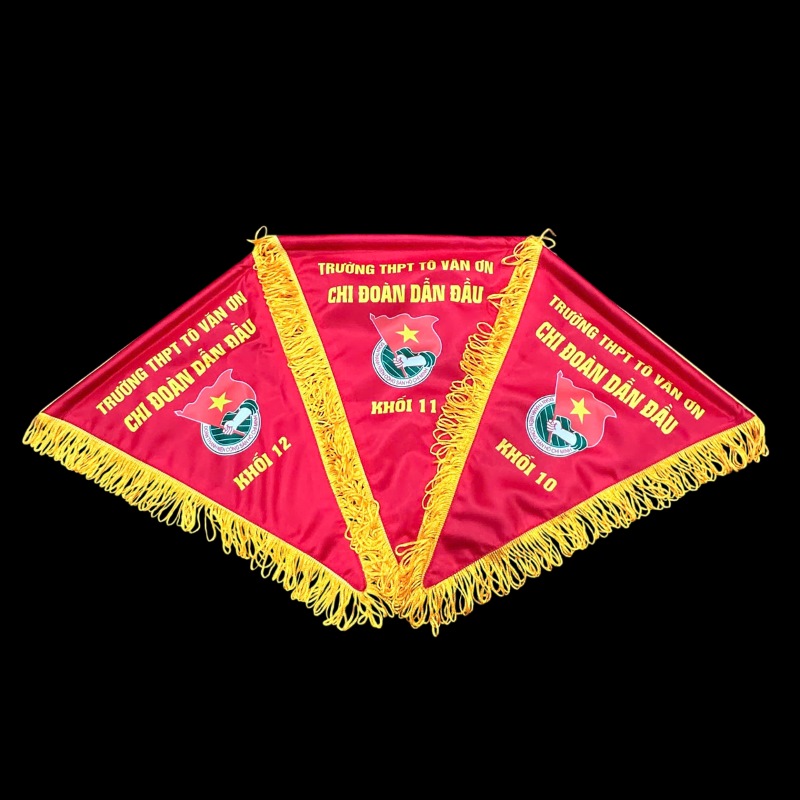 Cờ thi đua tam giác in theo yêu cầu