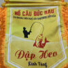 Cờ lưu niệm sẽ đi kèm với phụ kiện như cán, nút, gù và tua ren